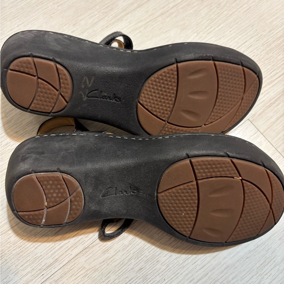 Clarks Black Leather Sandals - Picture 3 of 3